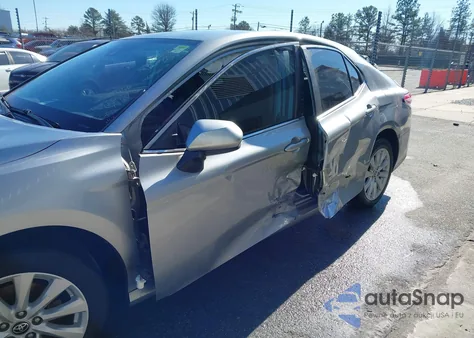 2020 Toyota Camry Le z USA, uszkodzony, nr VIN 4T1C11AK2LU984406